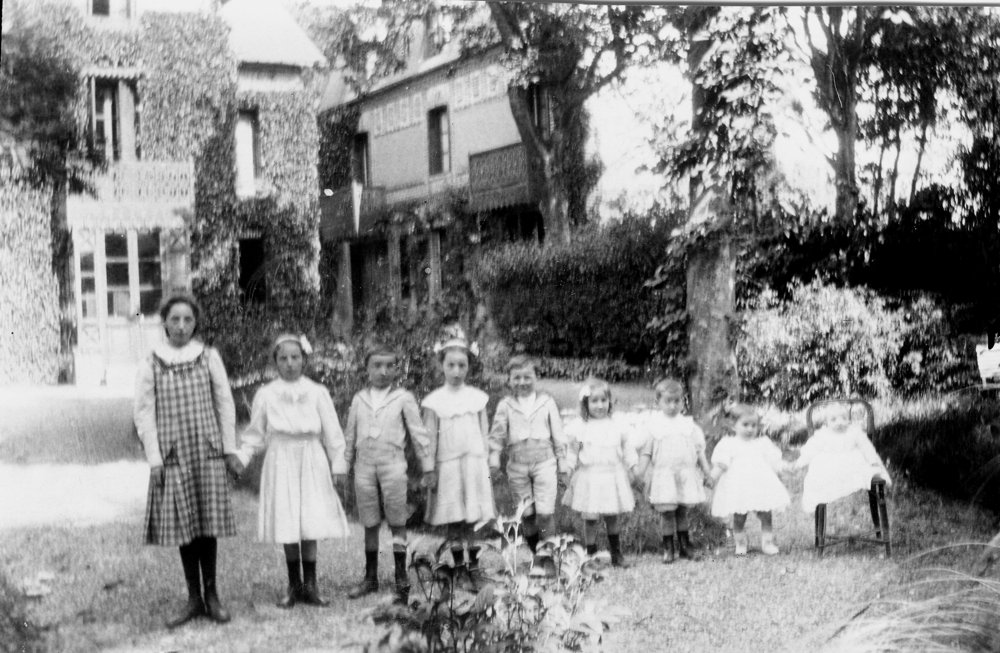 1910-cousins_devant_villa_charron.jpg